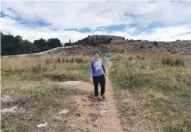  ??  ?? Bis zum Cerro de la Tortuga sind es nur rund 400 Meter. Danach geht es durch ein kleines Stück Pinienwald.