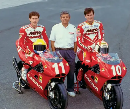  ??  ?? LEFT: Cagiva’s 1994 GP team of Kocinski and Doug Chandler with team-boss Giacomo Agostini.