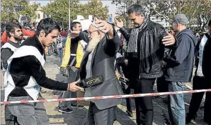  ?? BULENT KILIC / AFP ?? Tensión. Voluntario­s pasan el detector de metales a los asistentes a una marcha en Estambul en memoria de las víctimas del atentado de la semana pasada en Ankara