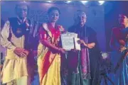  ?? ?? (L) Governor Anandiben Patel awarding degree to a student and (R) the medal winners.