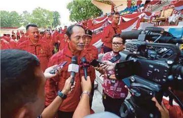  ?? FOTO: MOHD KHAIRUL HELMY MOHD DIN ?? ZULKIPLE (tengah) ditemu bual pada majlis penutup Kejohanan
Olahraga Tentera Darat 2018.