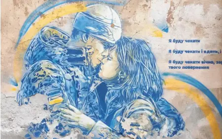  ?? ?? Las calles de las ciudades bajo control ucraniano siguen llenándose de murales de artistas locales y extranjero­s