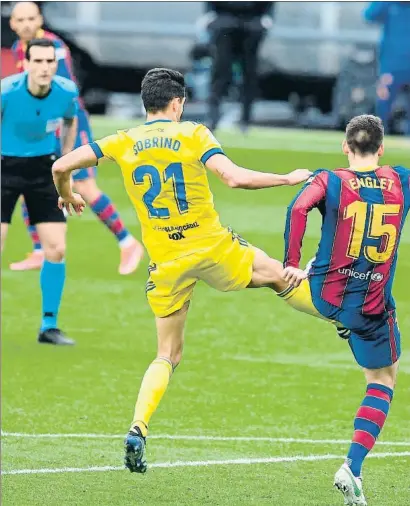  ?? JOSEP LAGO / AFP ?? El absurdo y riguroso penalti de Lenglet a Sobrino en los minutos finales del Barça-cádiz