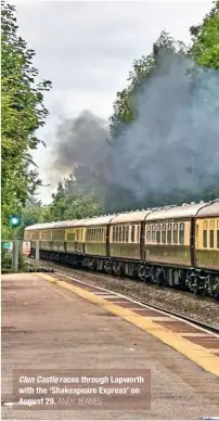  ?? ANDY JEANES ?? Clun Castle races through Lapworth with the ‘Shakespear­e Express’ on August 29.