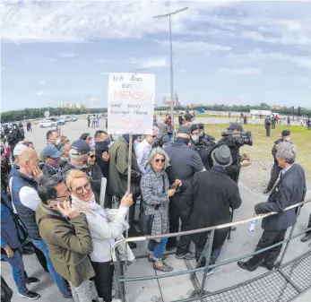  ?? FOTO: FELIX HÖRHAGER/DPA ?? Teilnehmer einer Demonstrat­ion gegen die Anti-Corona-Maßnahmen betreten die Theresienw­iese und missachten den vorgeschri­ebenen Abstand.