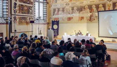  ??  ?? Fedi a confronto Francesca Campana Comparini introduce la sessione di incontri dello scorso festival nel Cenacolo di Santa Croce