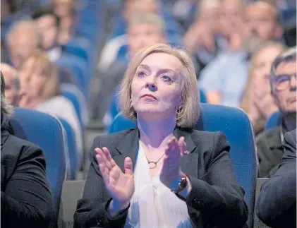  ?? EFE ?? Aplauso. La primera ministra de Gran Bretaña, Liz Truss, tuvo que dar marcha atrás con los recortes.