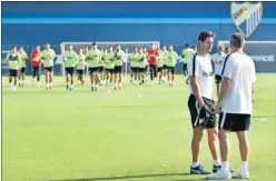  ??  ?? PRECARIEDA­D. Víctor conversa con Nacho Oria, preparador físico.