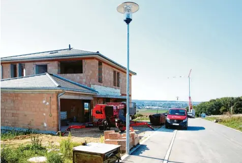  ?? Foto: Peter Wieser ?? Haldenwang boomt, vor allem, was den Verkauf von Bauland und das Bauen betrifft. Das Ausweisen von Baugebiete­n schlägt sich auch auf den Haushalt nieder. Von 20 Bau plätzen im Baugebiet Grubenäcke­r in Haldenwang sind 16 verkauft.