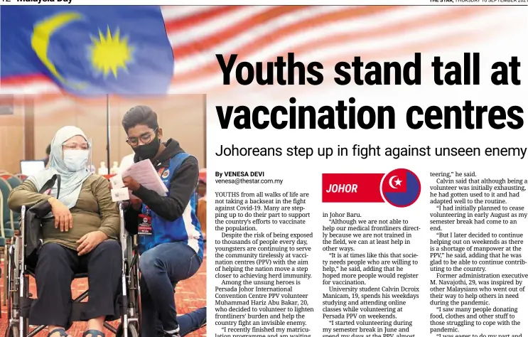  ?? — Photos: THOMAS YONG/The Star ?? Calvin helping a vaccine recipient fill up the form at the persada Johor Internatio­nal Convention Centre ppV.