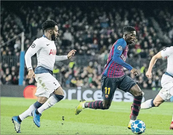  ??  ?? Ousmane Dembélé, a la carrera, perseguido por dos jugadores del Tottenham