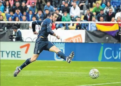  ?? DENIS DOYLE / GETTY ?? Gareth Bale marcó el tercer gol del Madrid con este remate con la izquierda