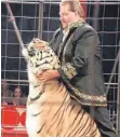  ?? FOTO: REGINA BRAUNGART ?? Sascha Prehn mit einer Tigerin.
