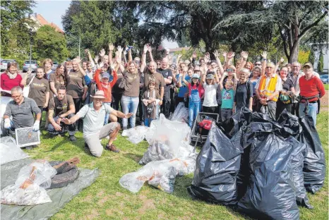  ?? FOTO: BRIGITTE GEISELHART ?? Wer soviel Müll sammelt, darf stolz auf sich sein: 75 Häfler Helfer sind beim Rhine-Clean-Up-Tag beteiligt – und haben 40 Säcke an Müll gesammelt.