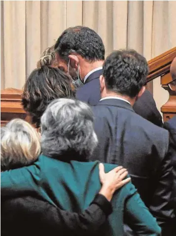  ?? // AFP ?? El ‘premier’ Costa abandona el Parlamento tras el voto