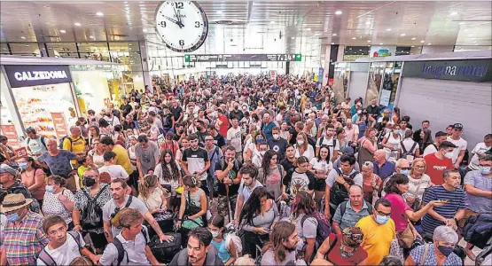  ?? DAVID S. BUSTAMANTE ?? Decenas de viajeros esperando en la Estación de Sans de Barcelona tras la interrupci­ón del AVE a Madrid, ayer.