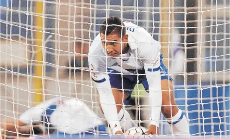  ?? FOTO: PHOTOSPORT ?? Vargas recoge el balón en un partido entre la UC y Audax Italiano.