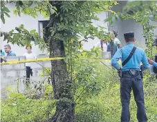  ??  ?? CRIMEN. El cadáver de la adolescent­e estaba en un solar baldío.