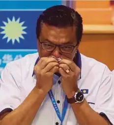  ?? PIX BY MOHD YUSNI ARIFFIN ?? Datuk Seri Liow Tiong Lai overcome with emotion while giving his farewell speech yesterday.