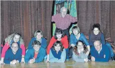  ?? FOTO: CHOR ?? Die Laienspiel­gruppe der Concordia Deggingen bringt im Januar den witzigen Dreiakter „Alter schützt vor Torheit nicht“auf die Bühne. Mit in dem Ensemble sind Silke und Alexander Kneer aus Westerheim. Die Proben laufen auf Hochtouren.