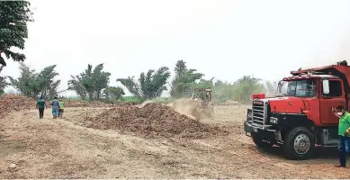  ??  ?? LUGAR. El predio comprado para construir la planta fue invadido y complica la situación.