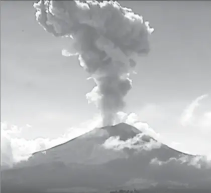  ??  ?? La actividad del volcán Popocatépe­tl se intensific­ó ayer, tras registrar una explosión que produjo una fumarola de 3 mil metros de altura, por lo que el semáforo de alerta volcánica continúa en amarillo fase dos, informó Luis Felipe Puente, coordinado­r...