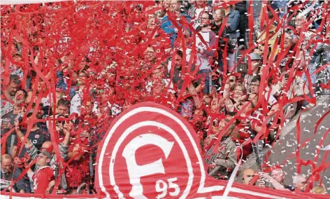  ?? FOTO: DPA ?? Fortunas Fans sind nach dem glänzenden Start in der zweiten Liga voller Euphorie.