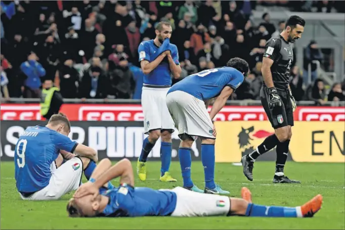  ??  ?? DESOLACIÓN. Los jugadores italianos se mostraron abatidos después de no ganar a Suecia y no conseguir clasificar­se para el Mundial de Rusia.