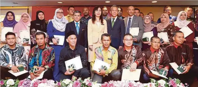  ??  ?? SEBAHAGIAN penerima APC bersama Teresa, Dr Jalaluddin (berdiri enam dari kiri) dan Wong (berdiri sepuluh dari kiri).