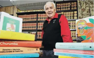  ?? Archivo / tonito.zayas@gfrmedia.com ?? El ponceño Pedro Malavet Vega, abogado, profesor en derecho y autor de más 30 libros sobre leyes, música y costumbres puertorriq­ueñas, posa con algunos de sus libros.