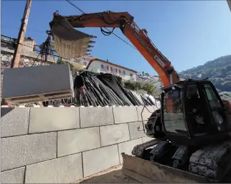  ?? (Photo A. O.) ?? Hier, le mur de soutènemen­t provisoire a été terminé au chemin du Mont-gros, à Nice.