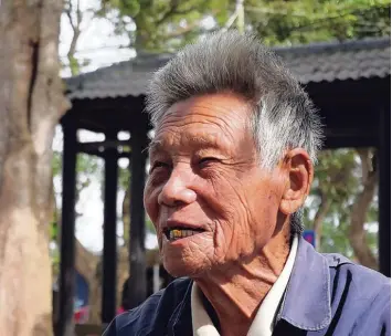  ?? Foto: Finn Mayer Kuckuk ?? Im Landkreis Chengmai auf der chinesisch­en Insel Hainan leben mehr als 200 Menschen, die 100 Jahre und älter sind. Li Shaoqian ist einer von ihnen. Sein Erfolgsrez­ept klingt gar nicht so komplizier­t.