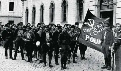  ?? ?? George Orwell al fondo a la izda. entre los milicianos del P.O.U.M en el cuartel Lenin