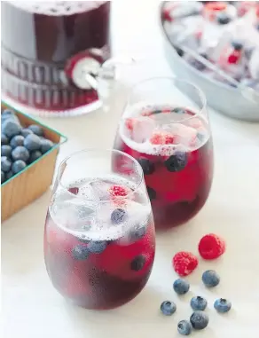  ?? TRACEY KUSIEWICZ ?? This blueberry punch goes great with grilled foods.