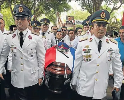  ?? JORGE ADORNO / REUTERS ?? El fèretre de Lino Oviedo, camí de la tomba, dijous passat a Asunción