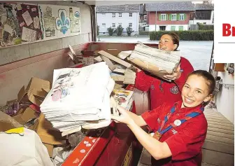  ??  ?? Gute Tat: Ulli Matt und Birgit Schagginge­r in Rankweil ( Vbg.) beim Recyceln.
Engagierte Tiroler Mädchen und Buben bei ihrer ersten Kinder- Klimakonfe­renz in Innsbruck.