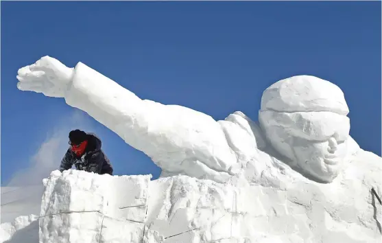  ?? | CHARLIE RIEDEL/ AP ?? Aworker uses a chainsaw Monday to carve a large ice sculpture near Pyeongchan­g Olympic Plaza as preparatio­ns continue for the 2018 Winter Games.