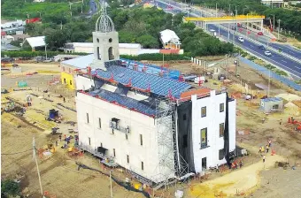  ?? JESÚS RICO ?? Imagen tomada con un dron de la edificació­n del nuevo templo, ubicado en la Vía al Mar, al lado del Colombo Americano y diagonal al Colegio Alemán.