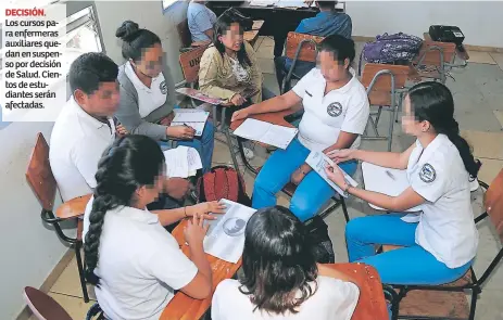  ??  ?? DECISIÓN. Los cursos para enfermeras auxiliares quedan en suspenso por decisión de Salud. Cientos de estudiante­s serán afectadas.