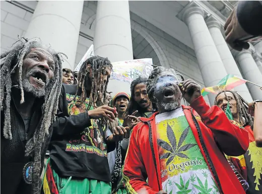  ?? Picture: RUVAN BOSHOFF ?? BURNING HOUSE FIRES: Rastafaria­ns celebrate outside the Cape Town court that ruled that South Africans could possess, cultivate and use dagga at home