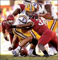  ?? NWA Media/MICHAEL WOODS ?? Arkansas linebacker­s Braylon Mitchell (34) and Brooks Ellis (51) will provide experience in 2014 after suffering through some growing pains last season.