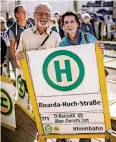  ??  ?? Dirk und Vera Metzmacher haben für ihren Sohn das Schild der RicardaHuc­h-Straße gekauft. „Die Station hat er früher immer benutzt.“