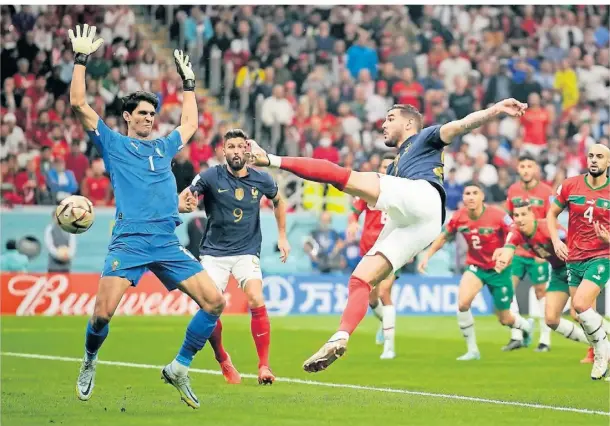  ?? FOTO: CHRISTOPHE ENA/DPA ?? Linksverte­idiger Theo Hernandez erzielte akrobatisc­h das 1:0 für Frankreich im Halbfinale gegen Marokko.