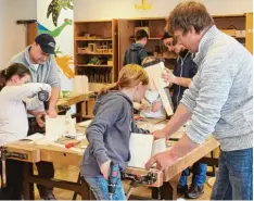  ?? Foto: Andreas Hoehne ?? Im Rahmen der Kindergrup­pe „Die Spatzen“wurden im März zusammen mit den Vä tern Nistkästen gebaut.