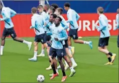  ?? ?? Los jugadores del Brujas se entrenan en su estadio.