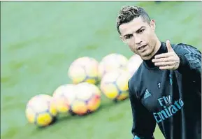  ?? JAVIER LIZÓN / EFE ?? Cristiano Ronaldo, durante el entrenamie­nto de ayer