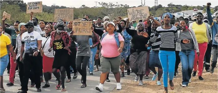  ?? Picture: ROB KNOWLES ?? WE WANT HOUSES NOW: That’s the message from New Rest protesters, who claim they have been waiting for the last 17 years to be allocated houses or land on which to build them. Residents again took to the streets on the R67 last Friday to voice their...