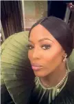  ??  ?? Selfie Naomi Campbell in una foto postata su Instagram. Il blu mescolato al nero per il maquillage degli occhi è fra i suoi preferiti