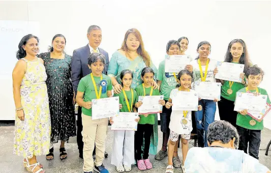  ?? ?? Winners in the gold category of the 11th Internatio­nal Brainobrai­n Competitio­n.