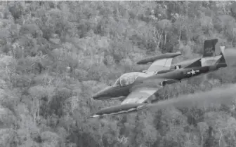  ?? (© US Air Force) ?? Le T-37 d’entraîneme­nt a rapidement servi de base au A-37 Dragonfly. Structurel­lement plus solide, doté de six points d’emport de charge, offrant un large champ de vision et à la maintenanc­e facile, c’est un appareil idéal pour la contreguér­illa. Entré en service fin 1964, il l’a quitté aux États-unis au début des années 1990 – les appareils ayant alors été reconverti­s en OA-37.